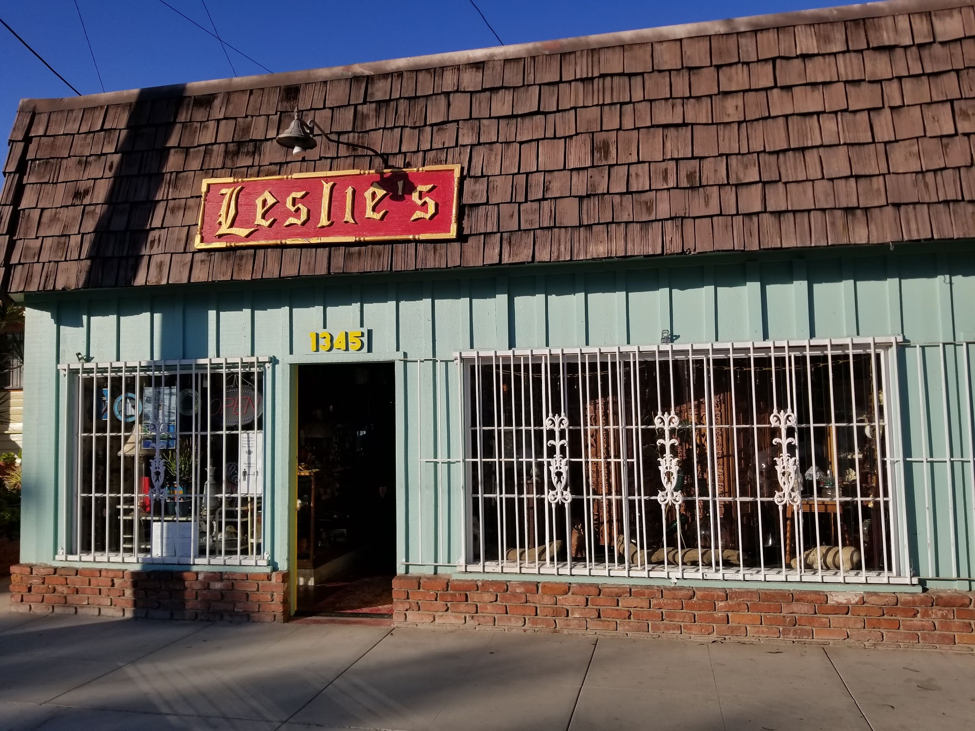 Leslie's Antiques & Consignment Store