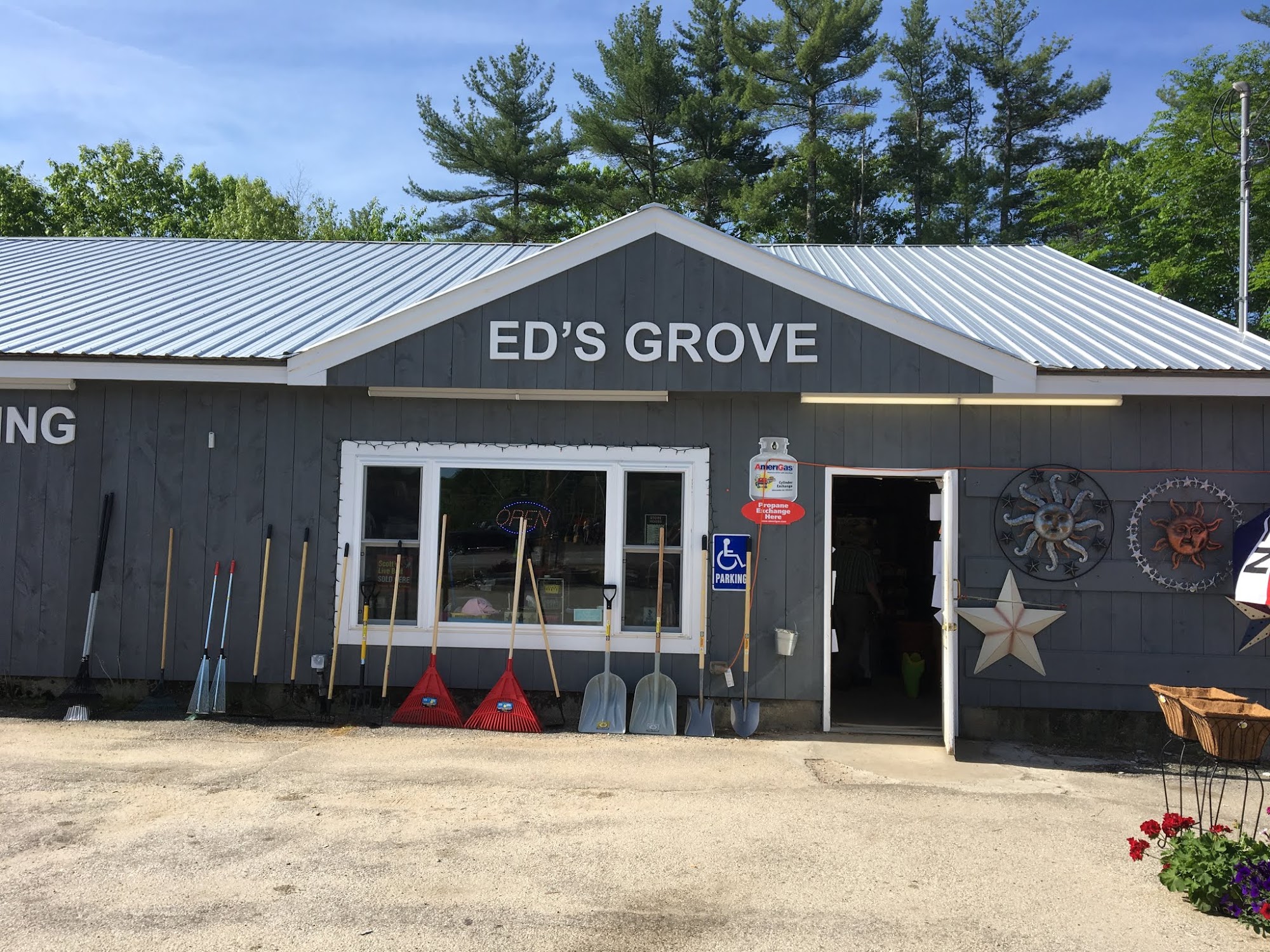 Ed's Grove Discount Store