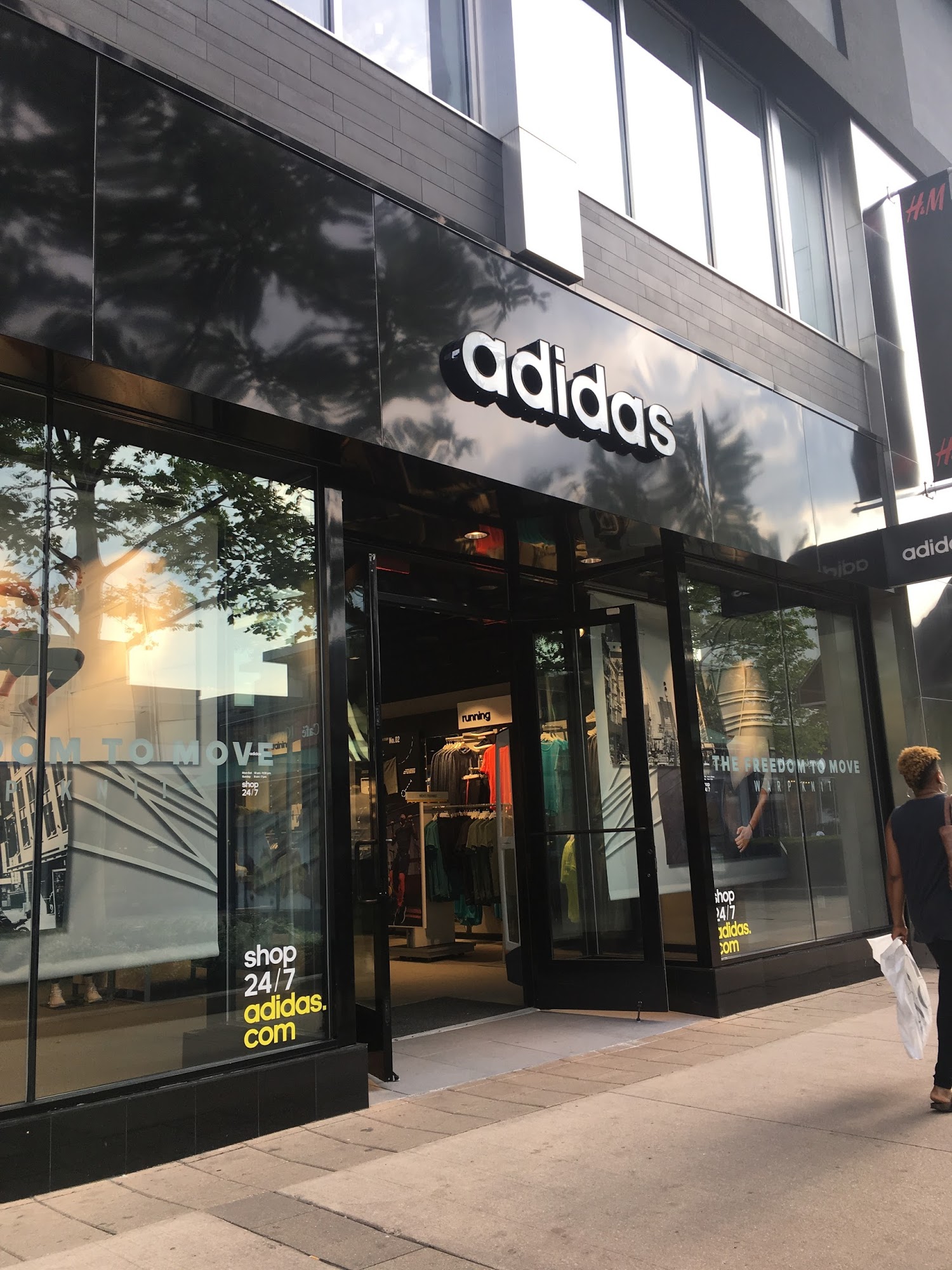 adidas Store New York, Cross County Mall