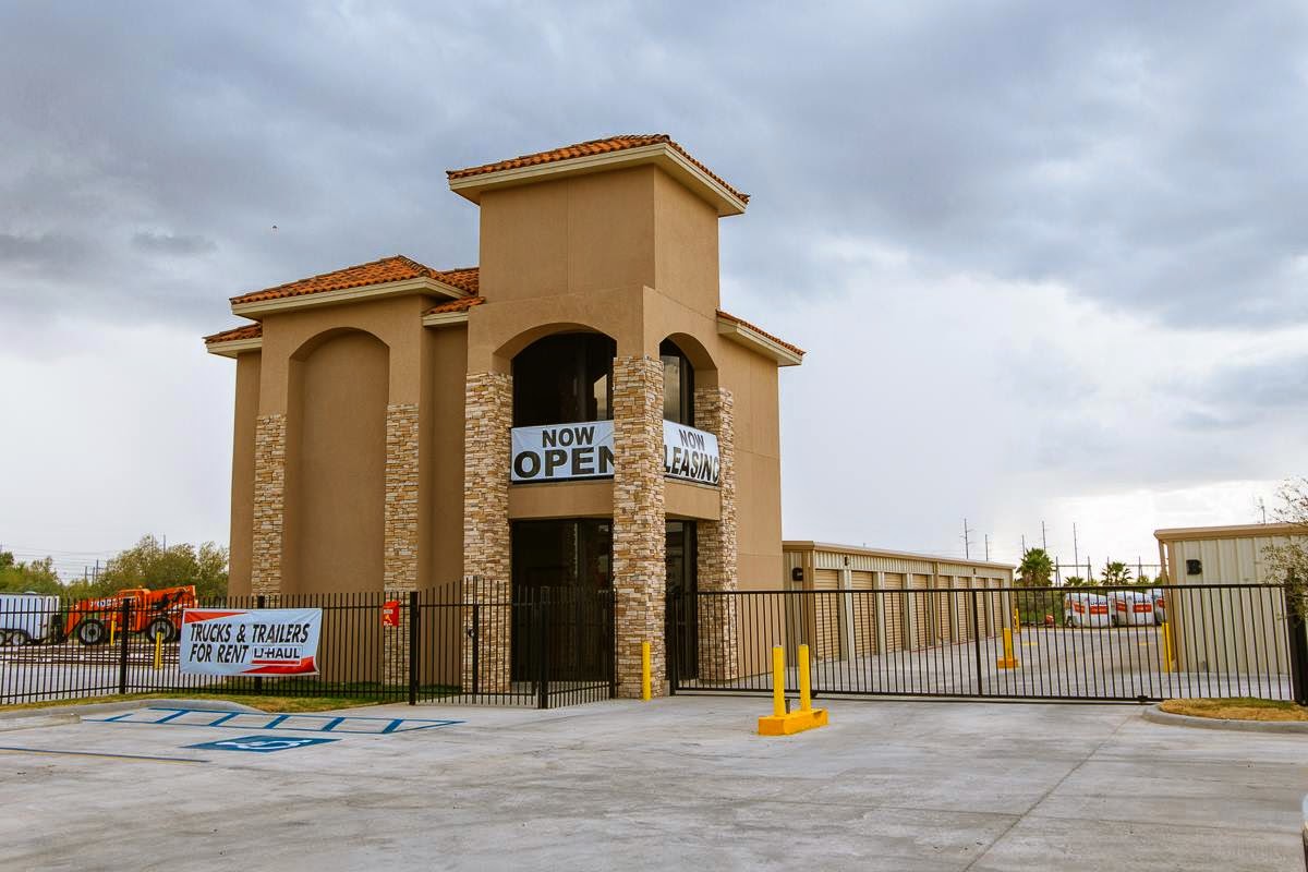 Las Minas Self-Storage - Laredo Self Storage Facility