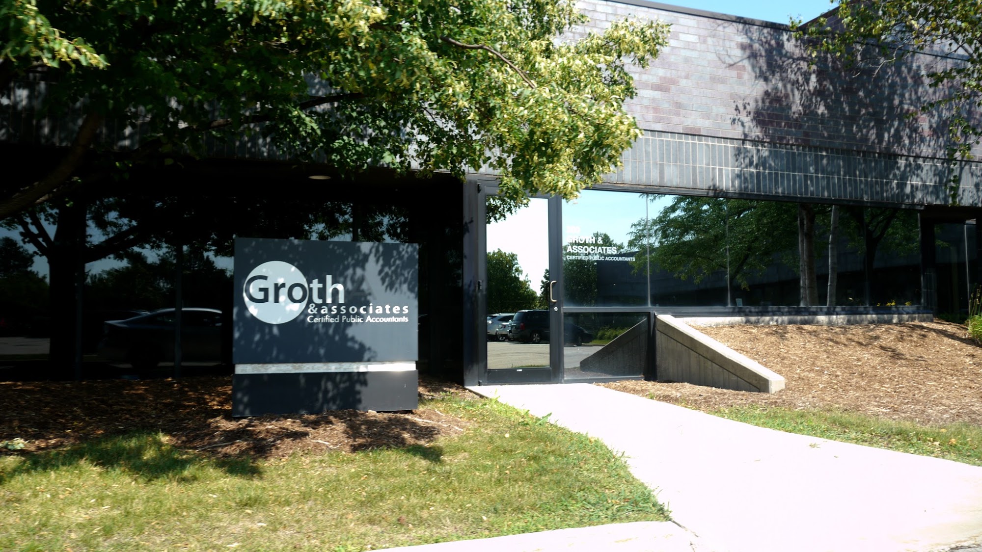 Groth & Associates